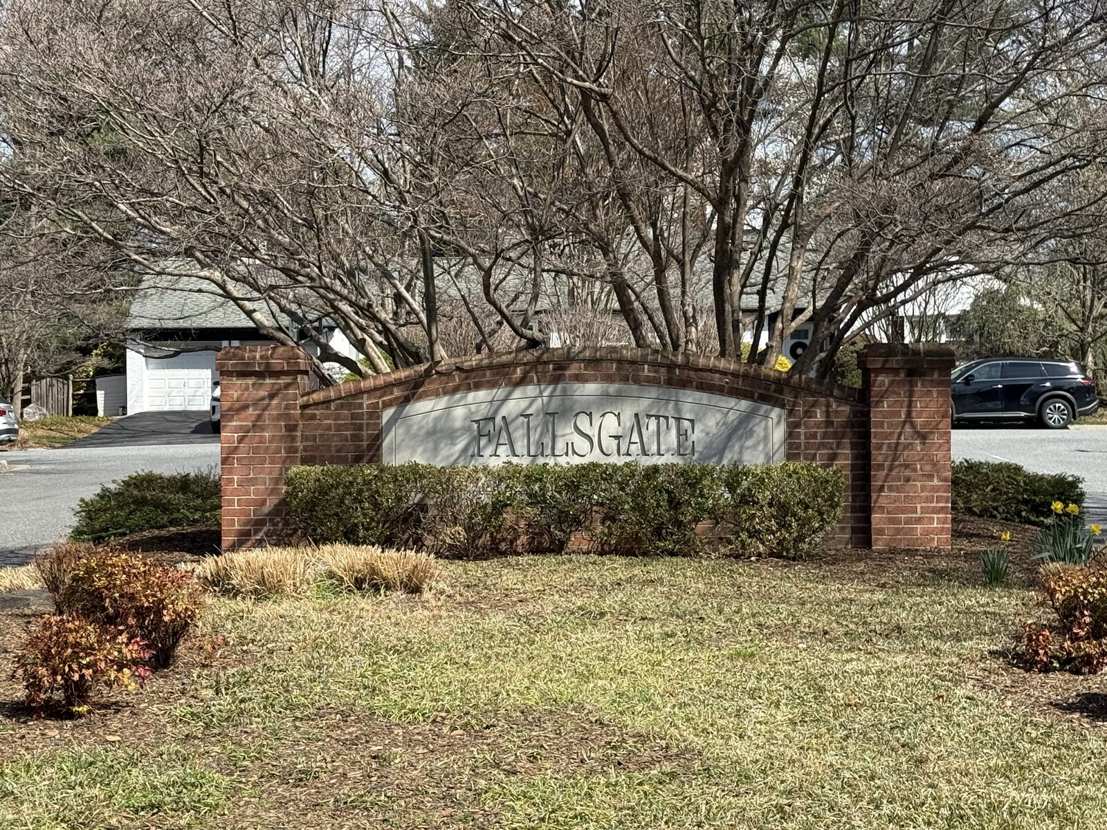 Entrance at Split Tree Rd & Glen RD