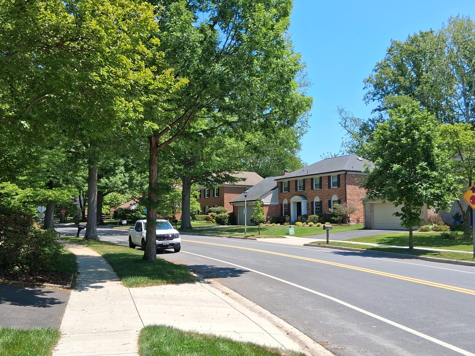Established colonial homes with green lawns in Fallsmead, Rockville